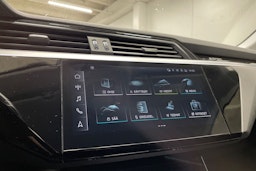 valkoinen Audi e-tron 2023 kuva 18.