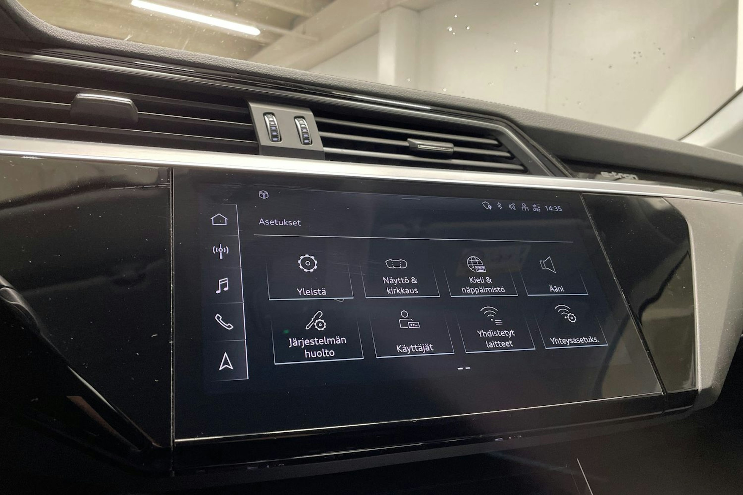 valkoinen Audi e-tron 2023 kuva 19.