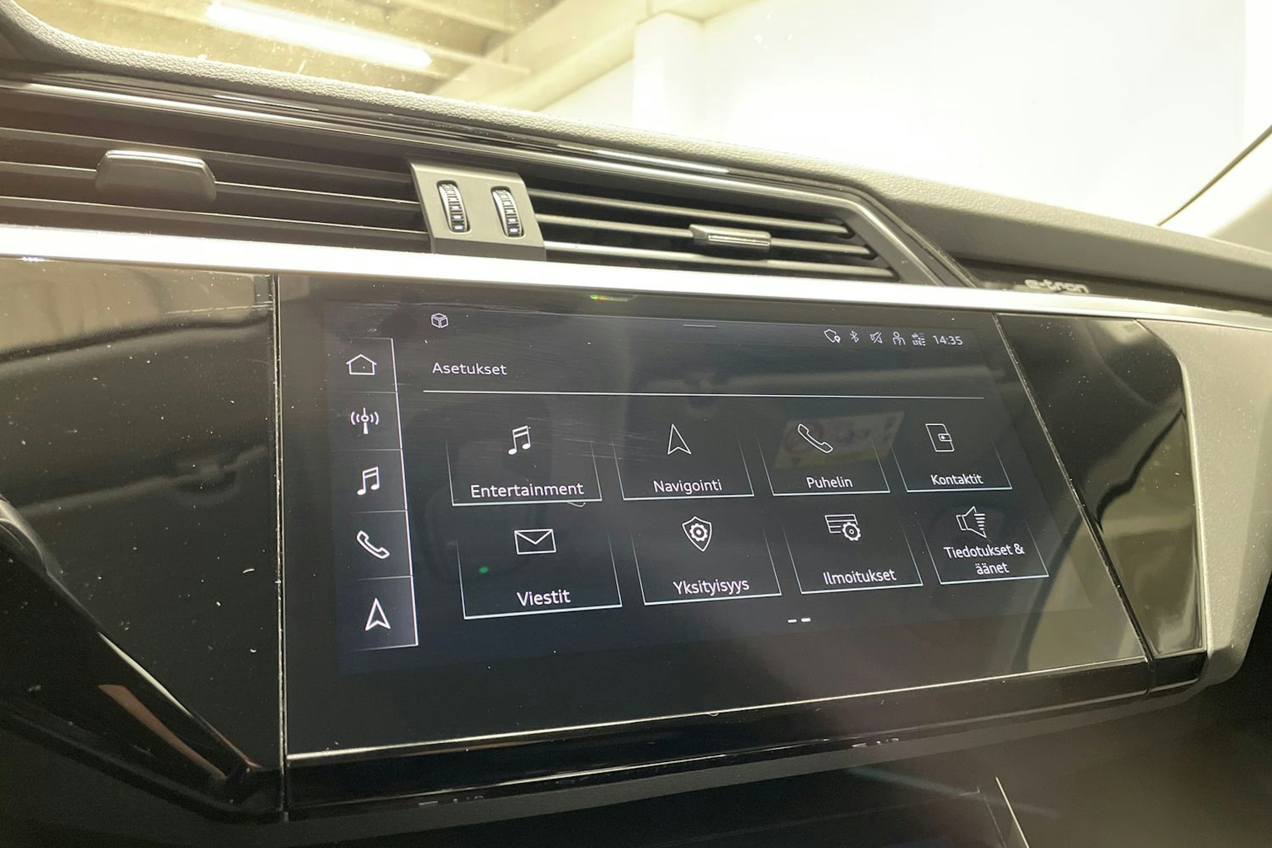 valkoinen Audi e-tron 2023 kuva 20.