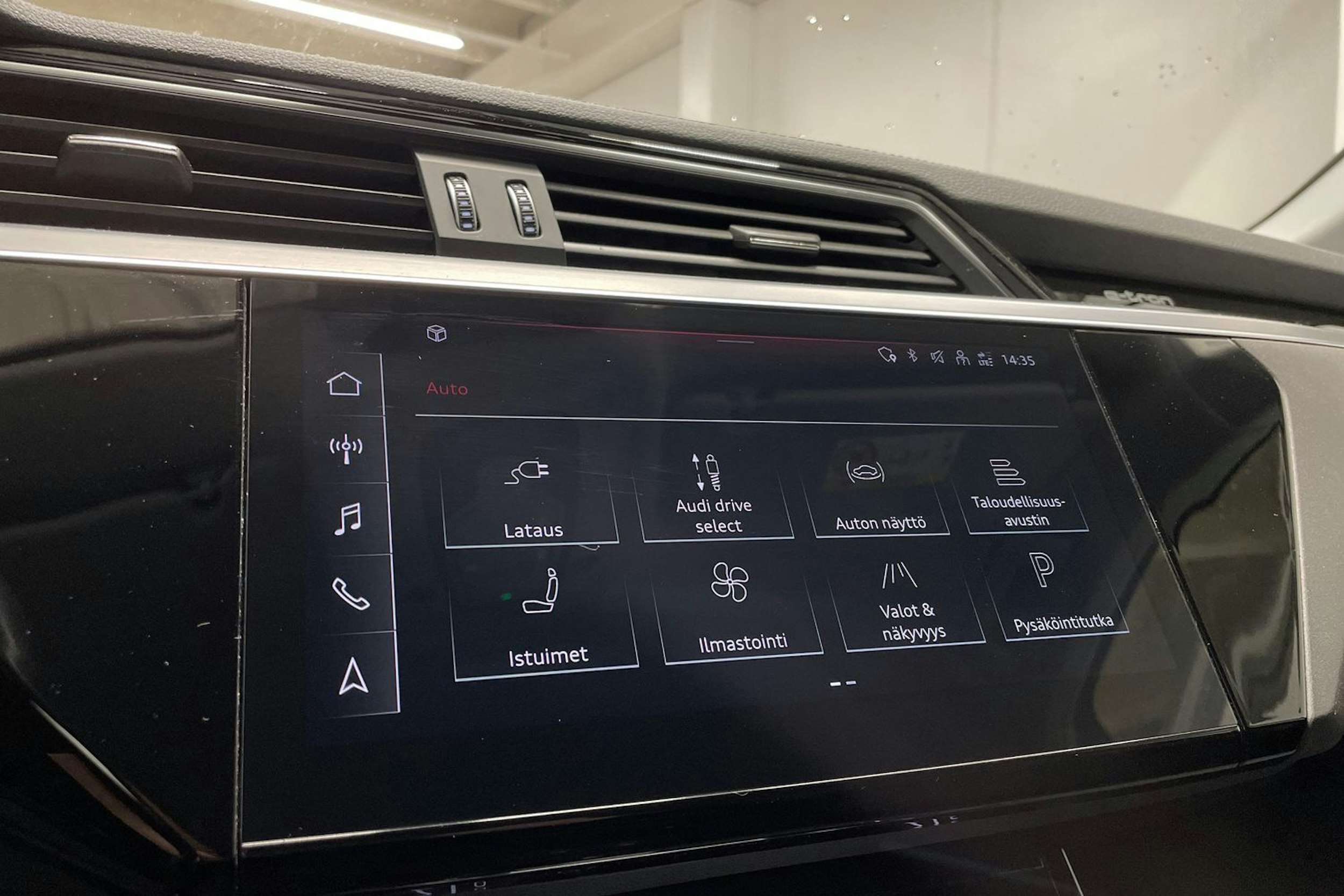 valkoinen Audi e-tron 2023 kuva 21.