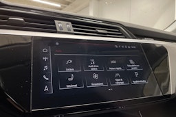 valkoinen Audi e-tron 2023 kuva 21.
