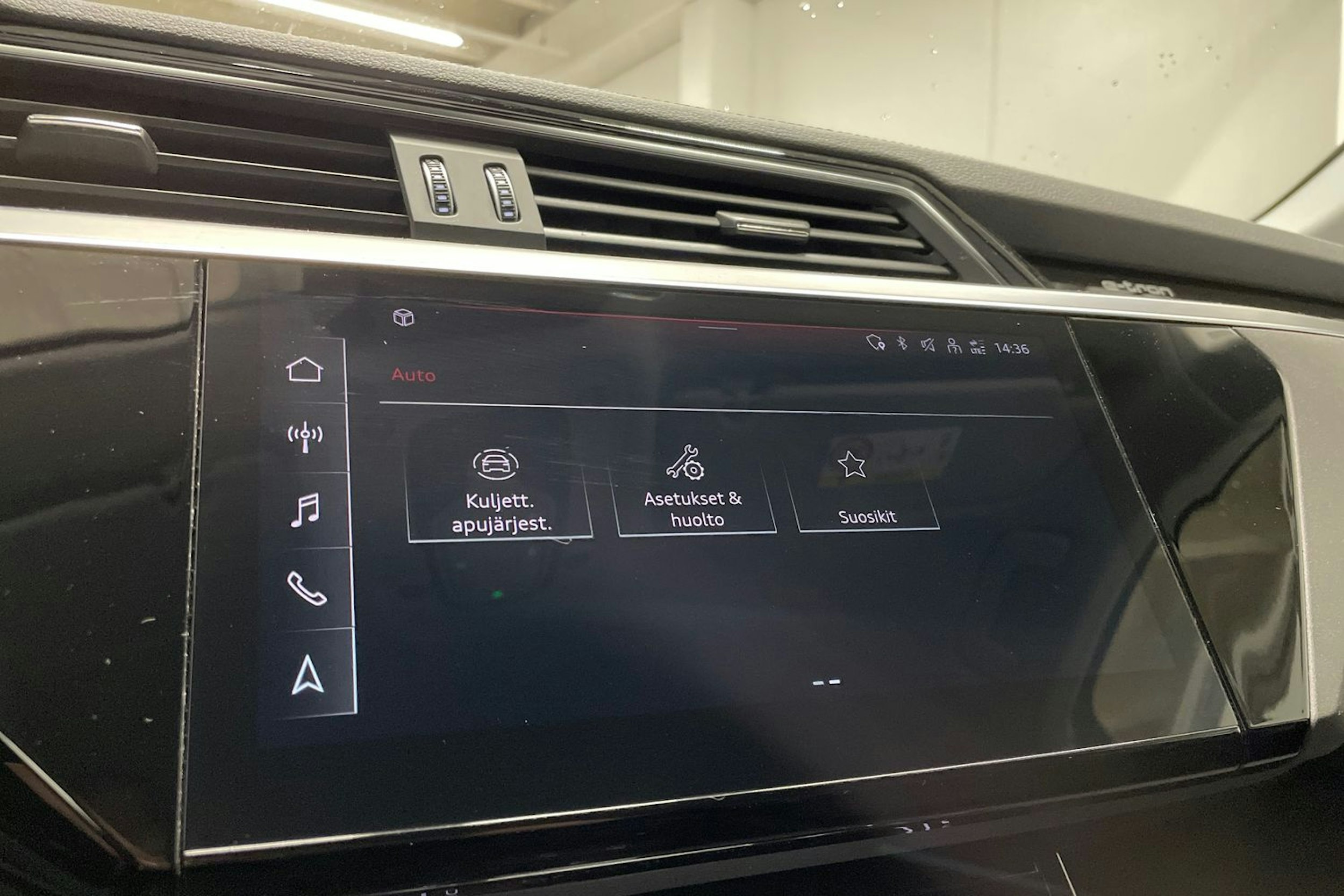 valkoinen Audi e-tron 2023 kuva 22.