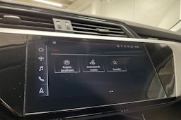 valkoinen Audi e-tron 2023 kuva 22.