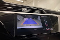 valkoinen Audi e-tron 2023 kuva 23.