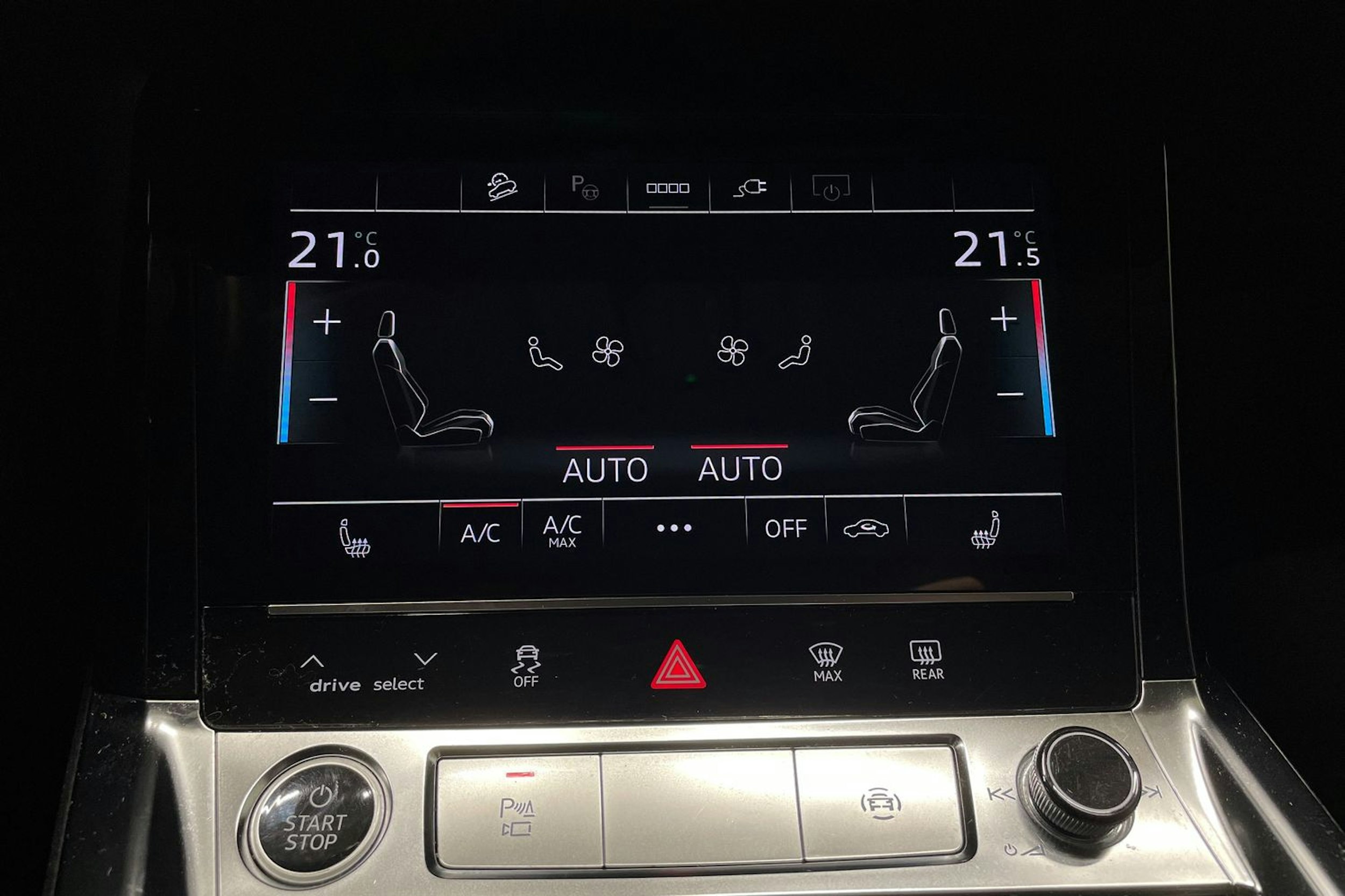 valkoinen Audi e-tron 2023 kuva 24.