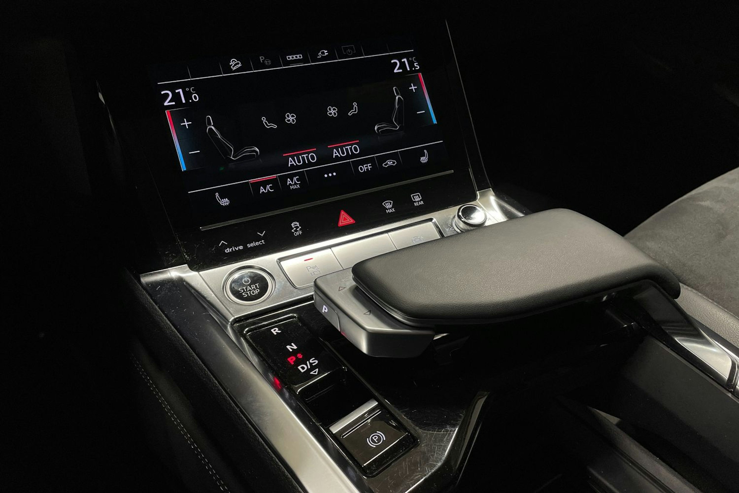 valkoinen Audi e-tron 2023 kuva 25.