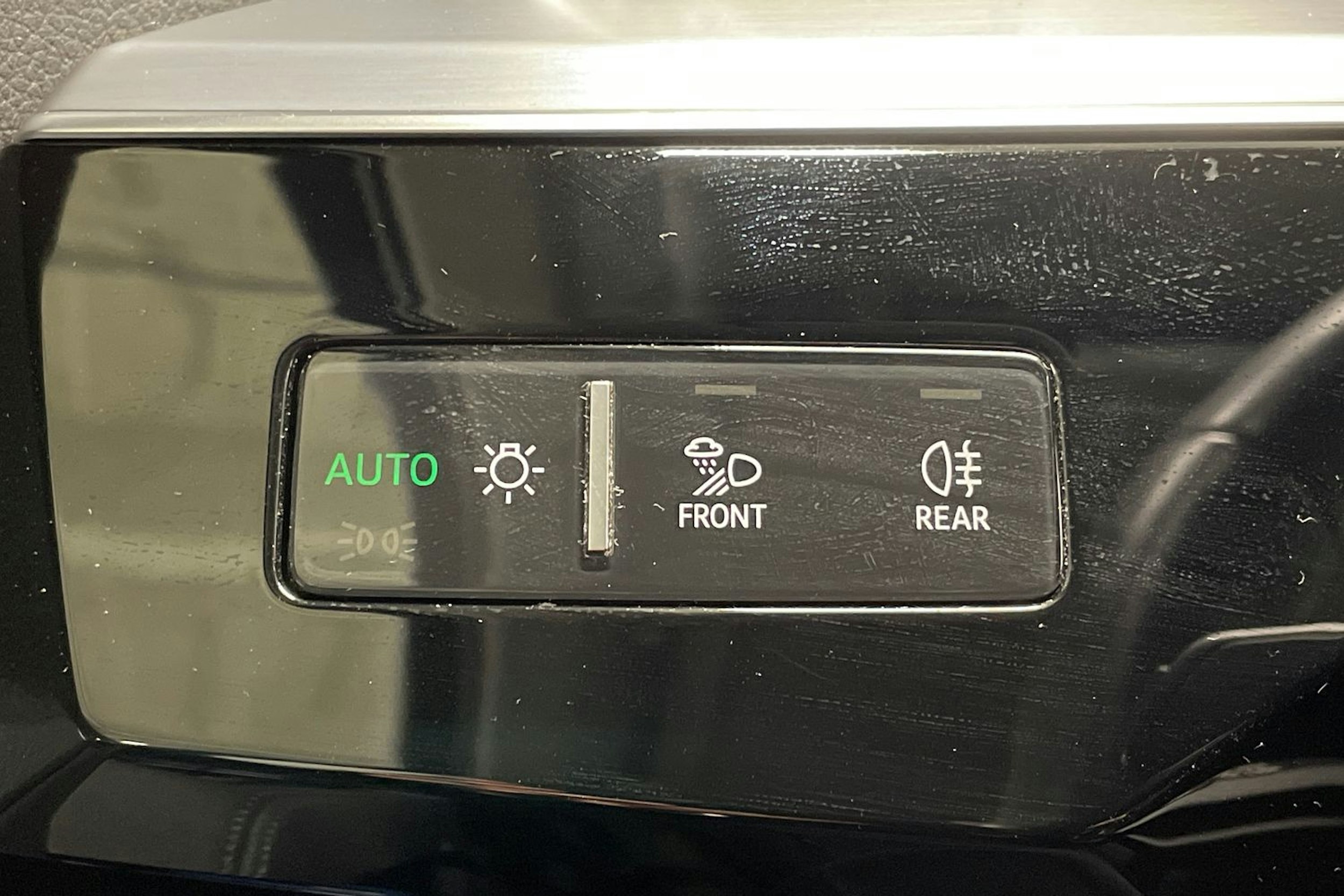 valkoinen Audi e-tron 2023 kuva 26.