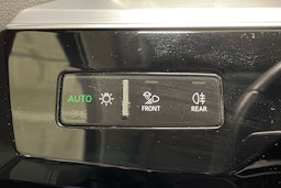 valkoinen Audi e-tron 2023 kuva 26.