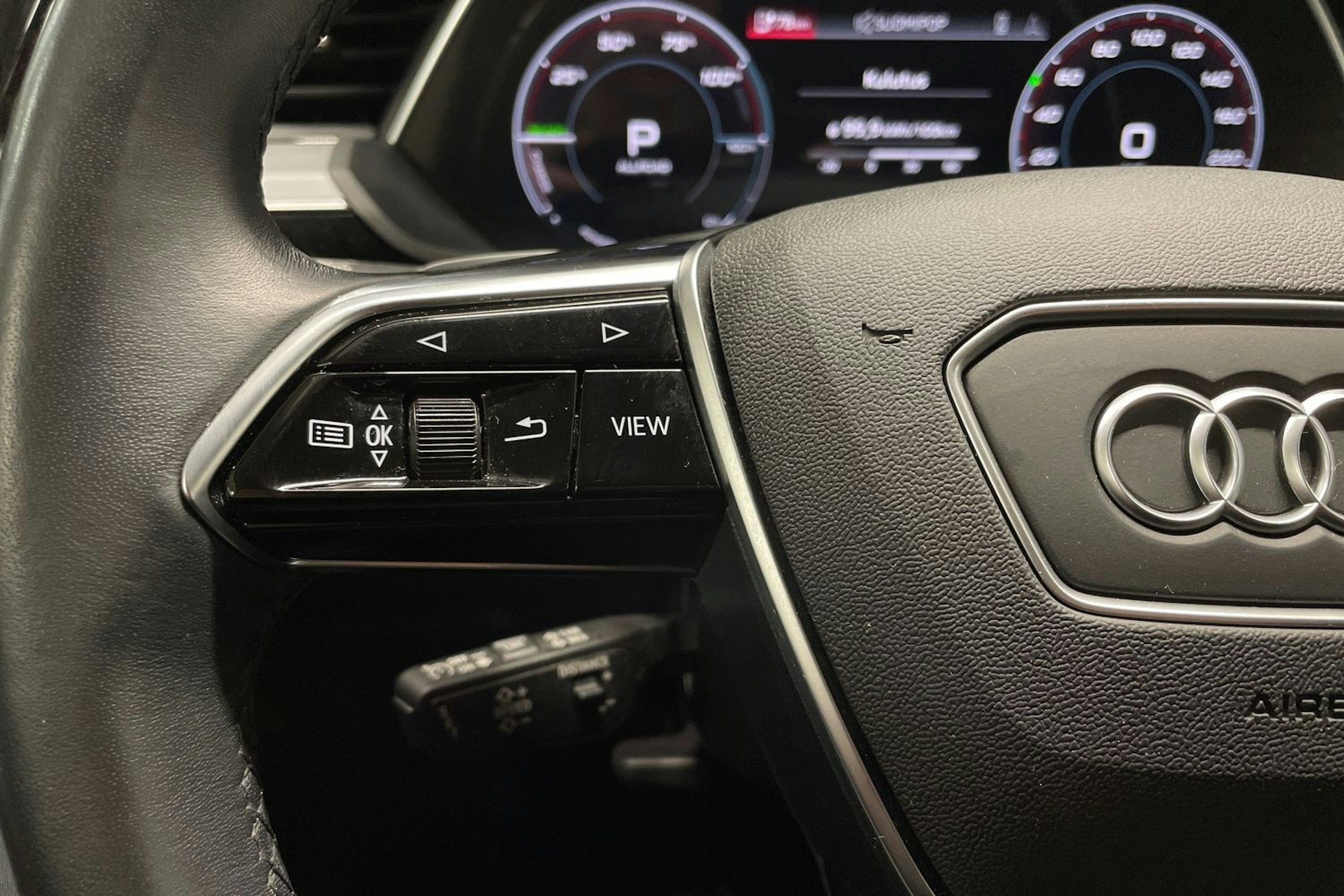 valkoinen Audi e-tron 2023 kuva 27.