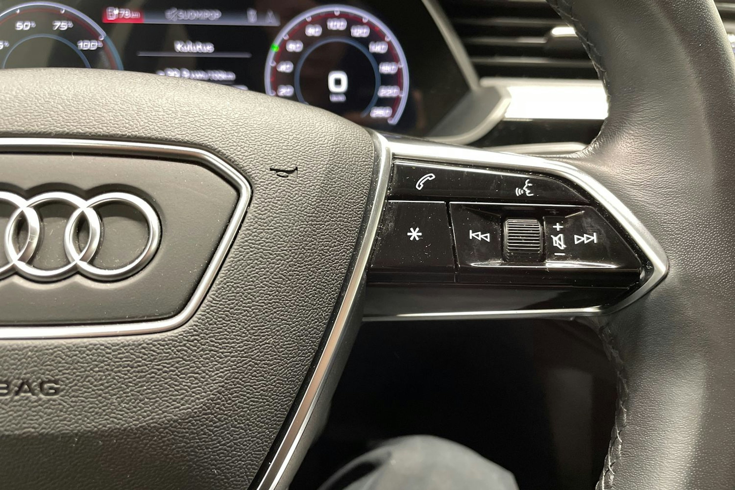 valkoinen Audi e-tron 2023 kuva 28.