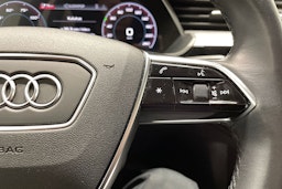 valkoinen Audi e-tron 2023 kuva 28.