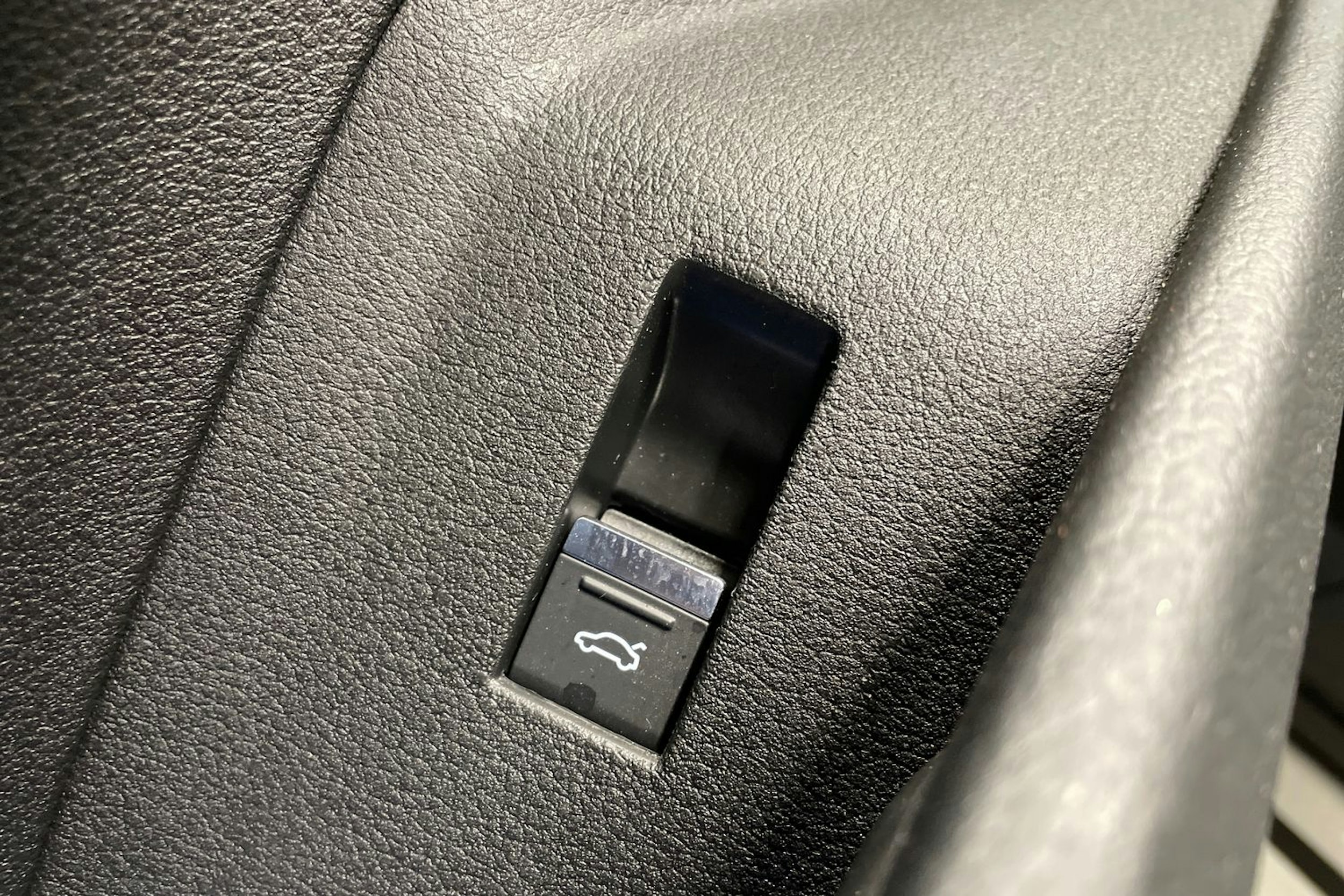 valkoinen Audi e-tron 2023 kuva 29.