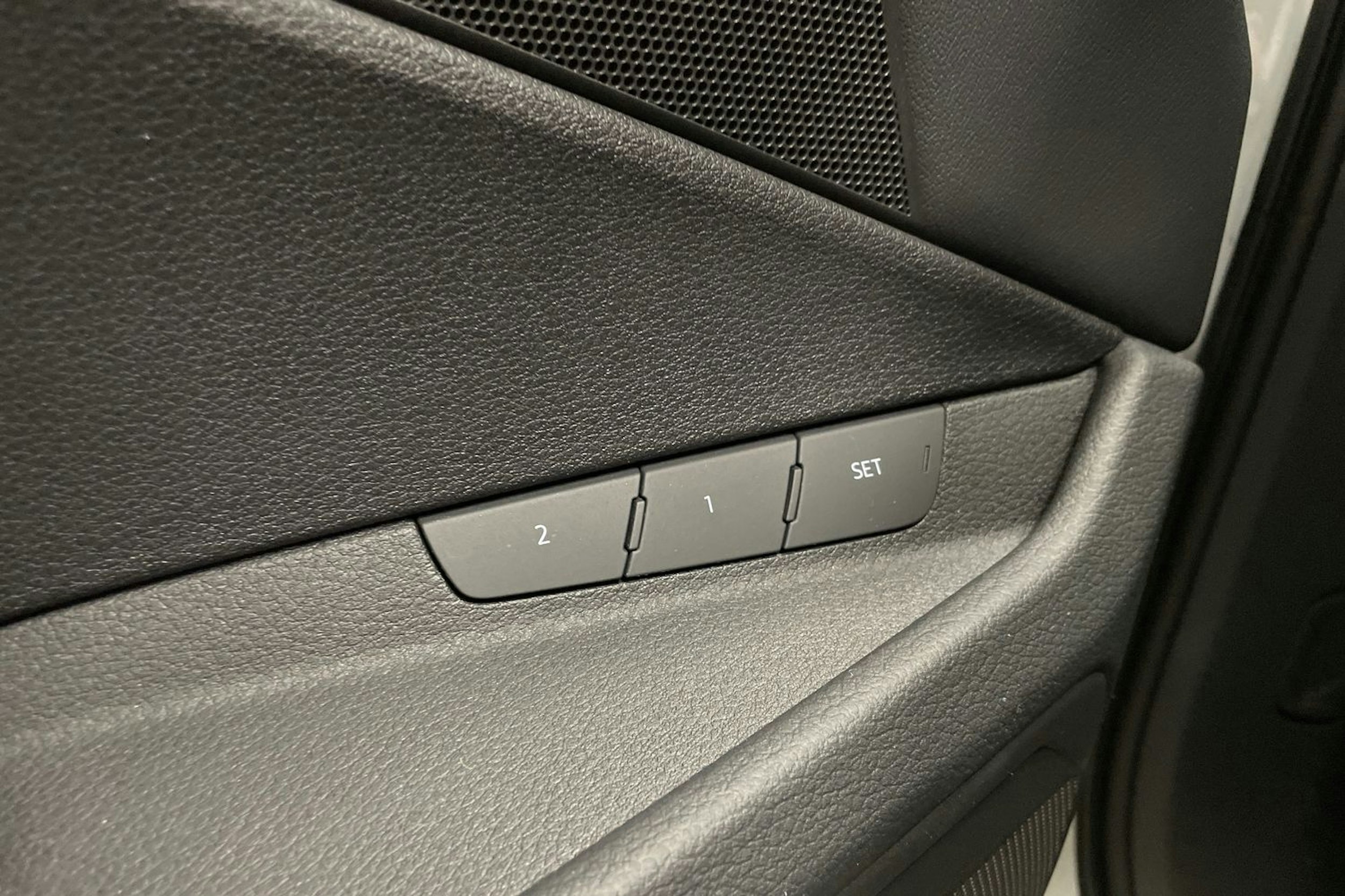 valkoinen Audi e-tron 2023 kuva 30.