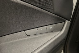 valkoinen Audi e-tron 2023 kuva 30.