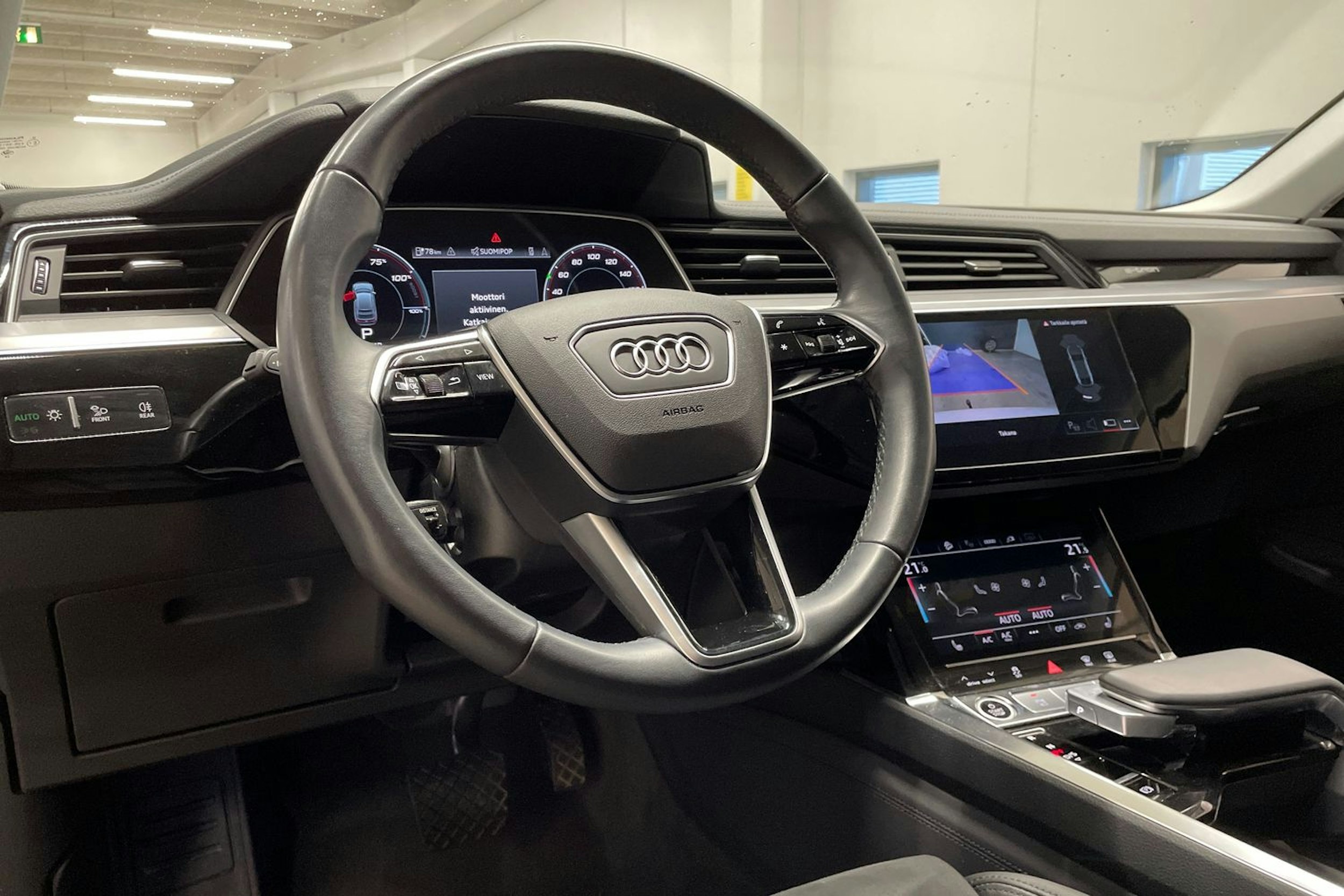 valkoinen Audi e-tron 2023 kuva 31.