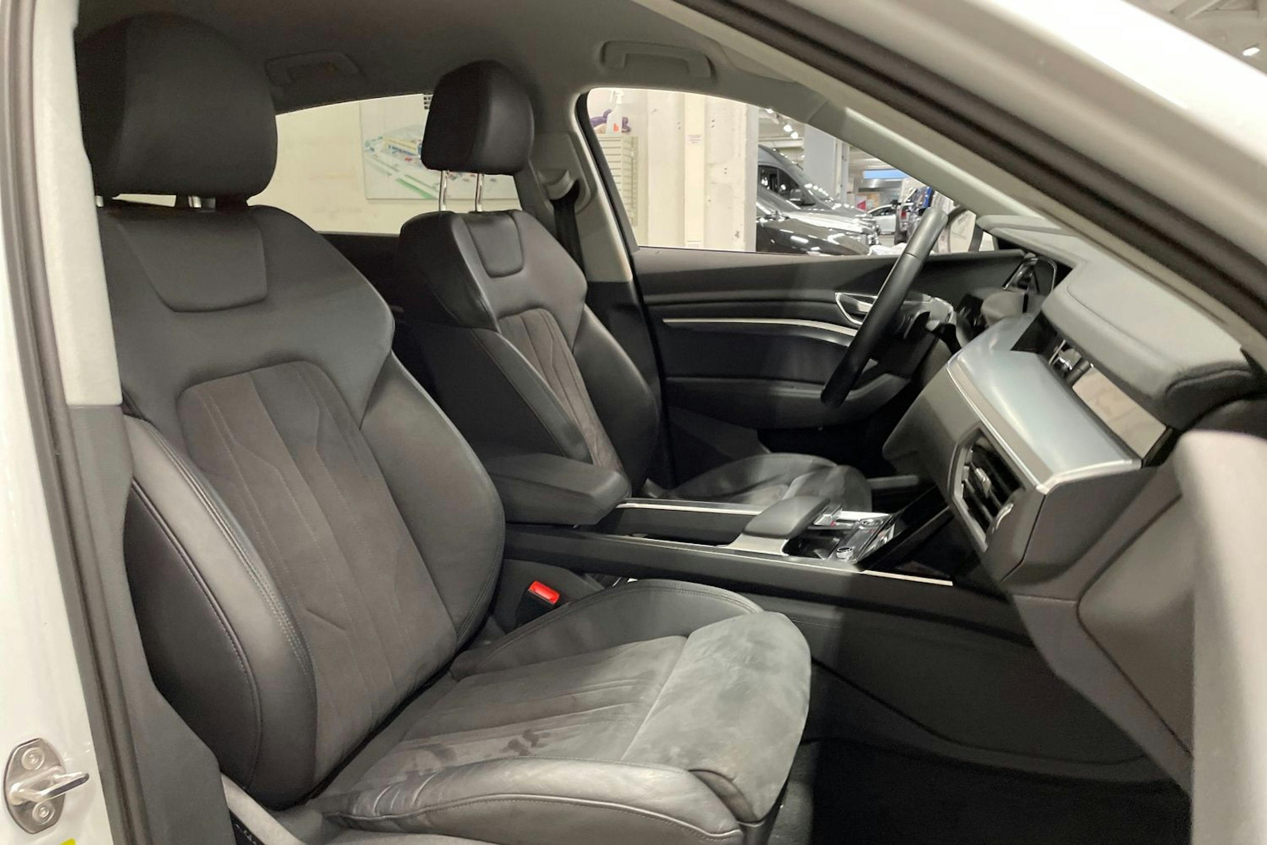 valkoinen Audi e-tron 2023 kuva 32.