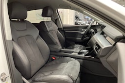 valkoinen Audi e-tron 2023 kuva 32.