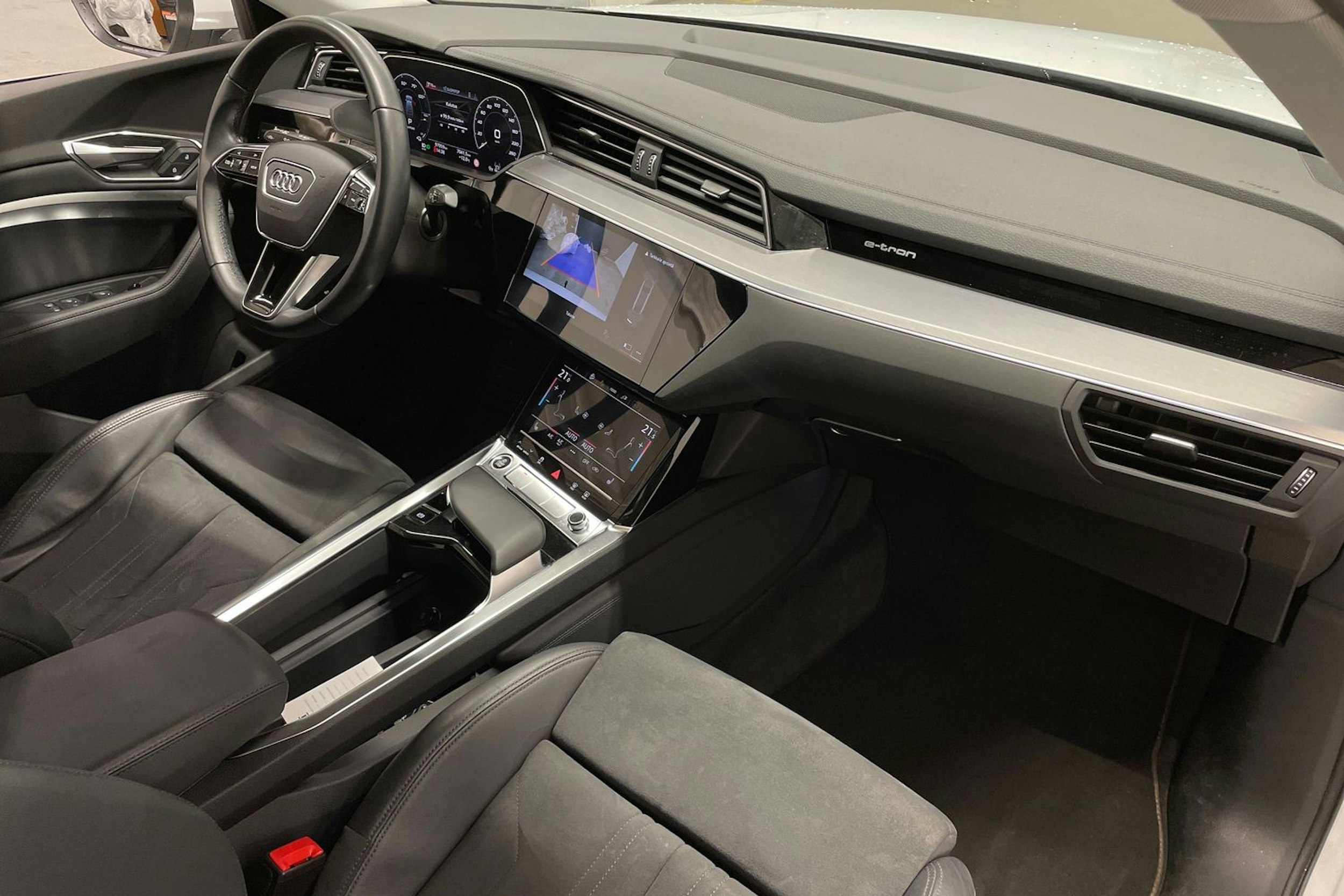 valkoinen Audi e-tron 2023 kuva 33.