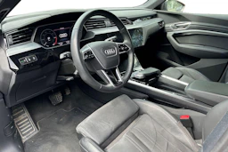musta Audi e-tron 2023 kuva 3.