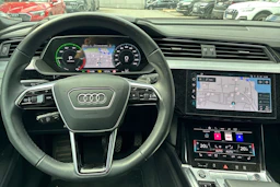 musta Audi e-tron 2023 kuva 4.