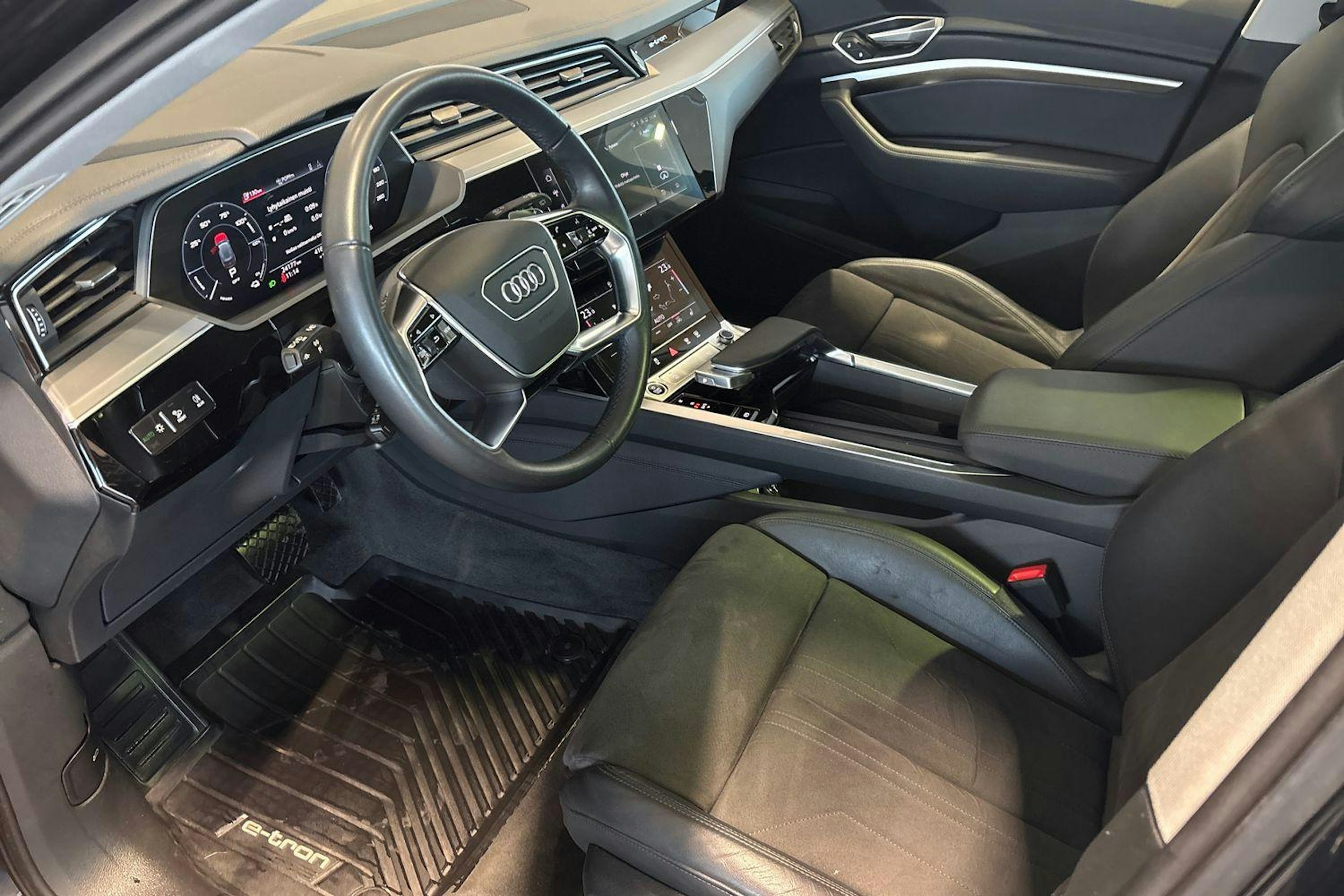 musta Audi e-tron 2023 kuva 7.