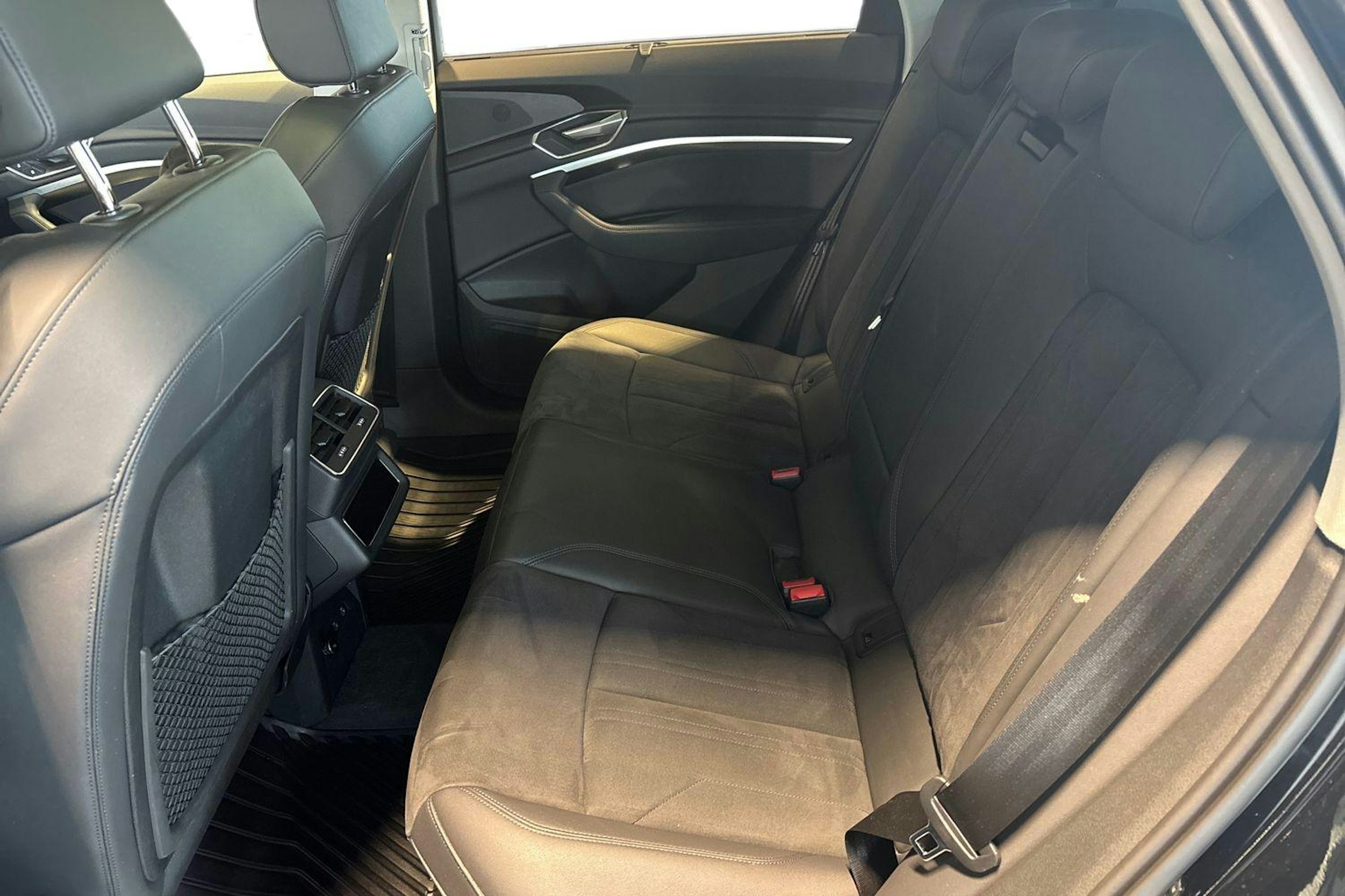 musta Audi e-tron 2023 kuva 10.