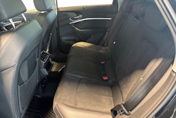 musta Audi e-tron 2023 kuva 10.