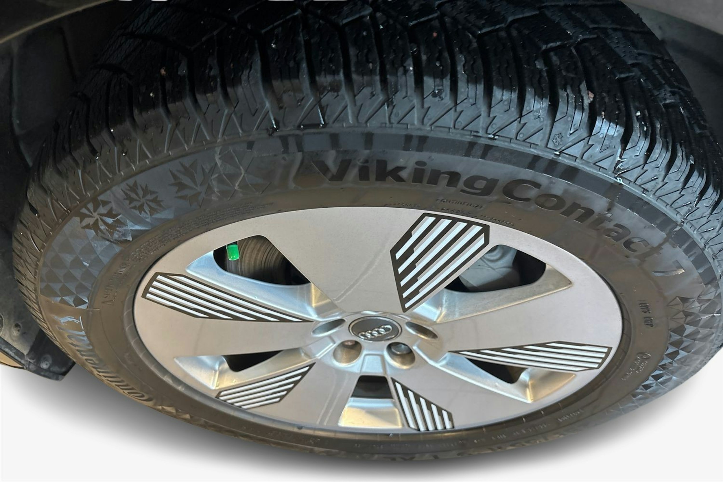 musta Audi e-tron 2023 kuva 11.