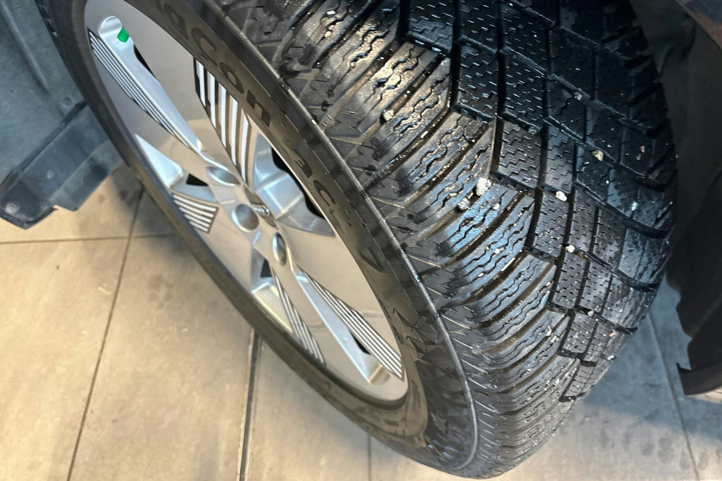 musta Audi e-tron 2023 kuva 13.