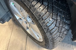 musta Audi e-tron 2023 kuva 13.