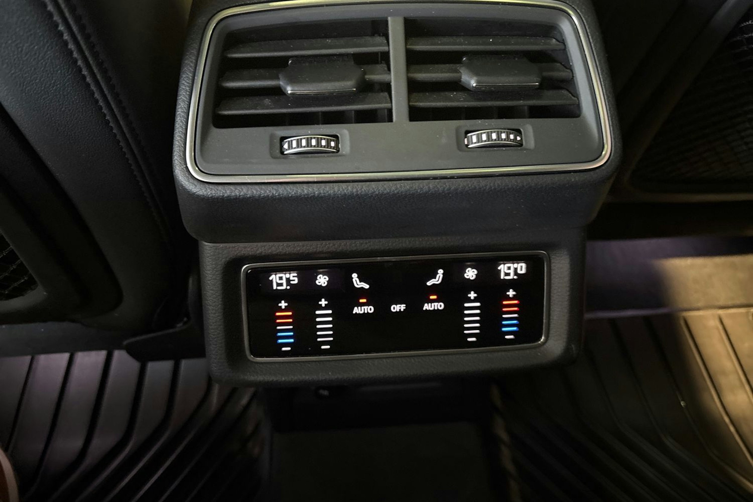 musta Audi e-tron 2023 kuva 14.