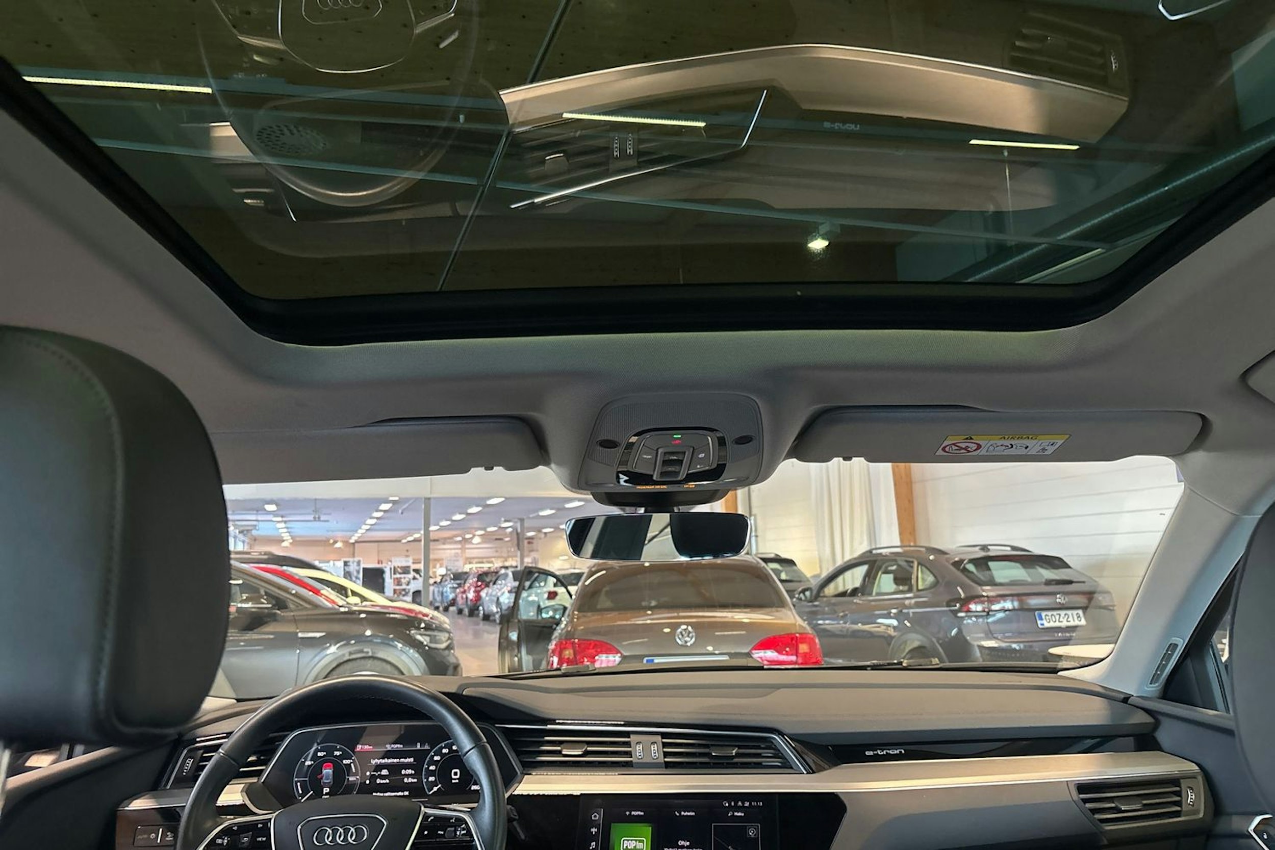 musta Audi e-tron 2023 kuva 15.