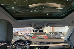 musta Audi e-tron 2023 kuva 15.