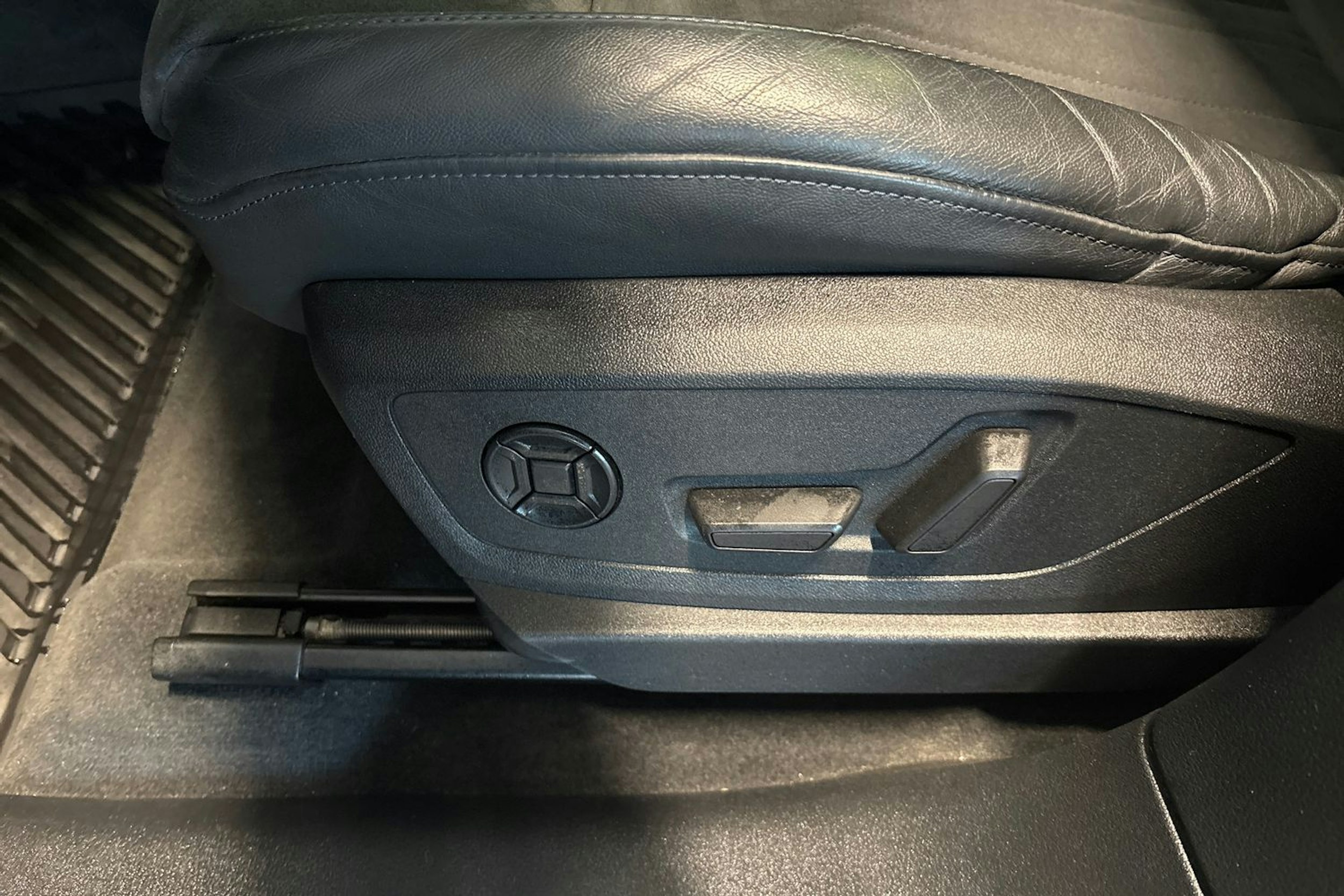 musta Audi e-tron 2023 kuva 16.