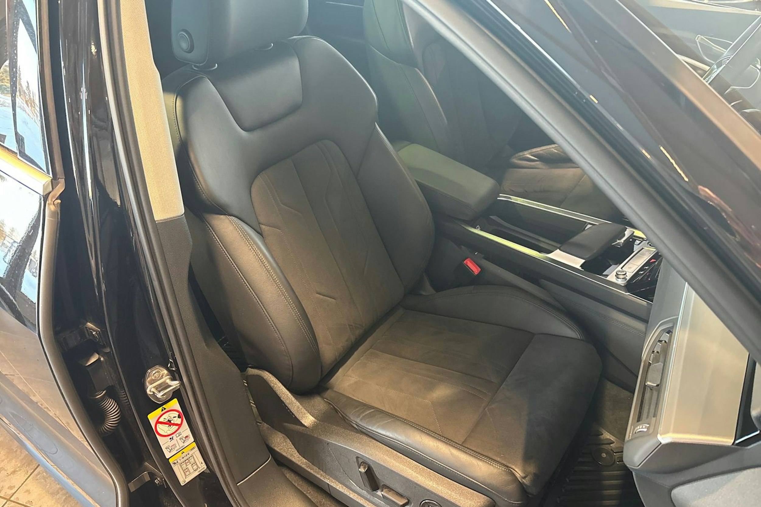 musta Audi e-tron 2023 kuva 17.