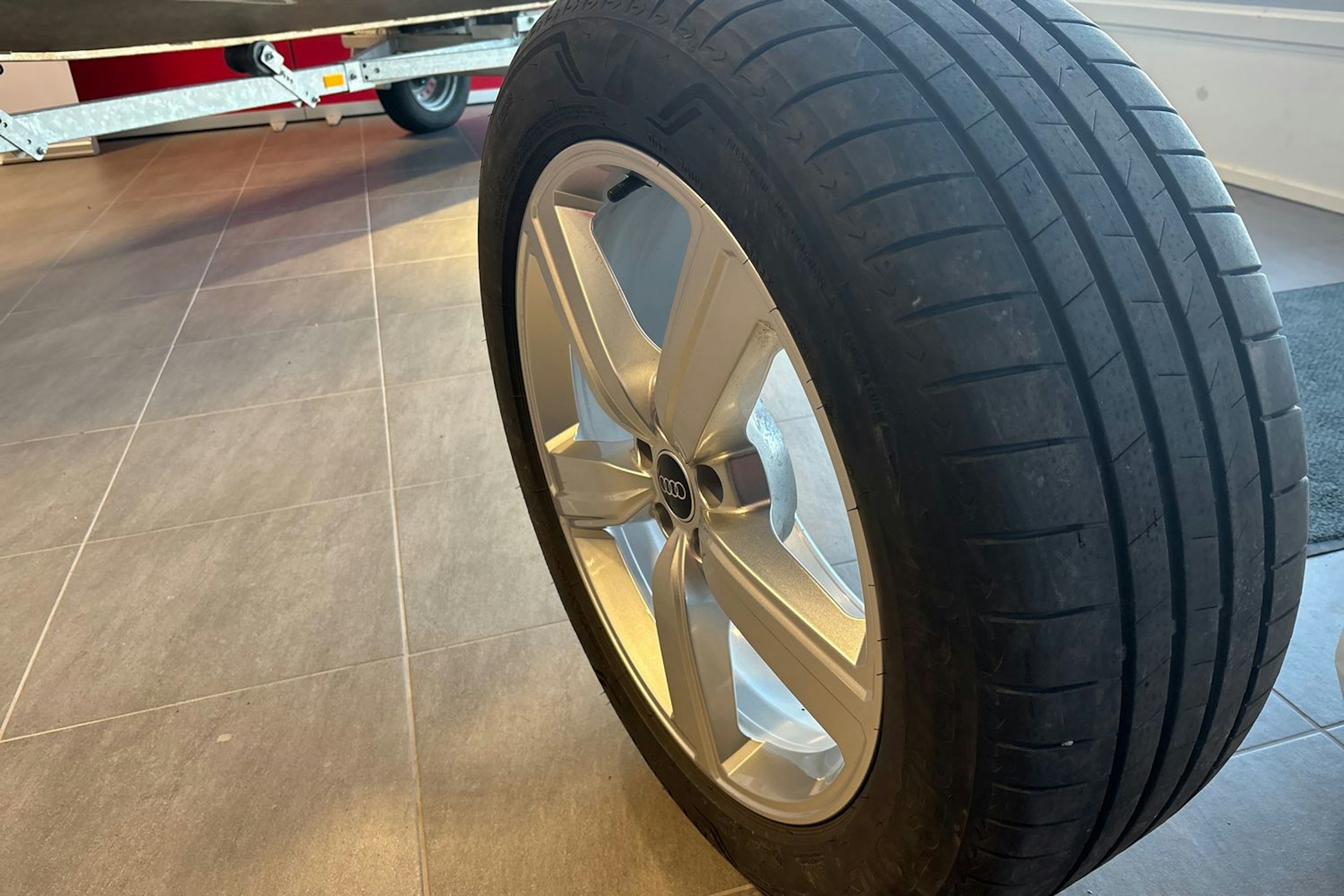 musta Audi e-tron 2023 kuva 18.