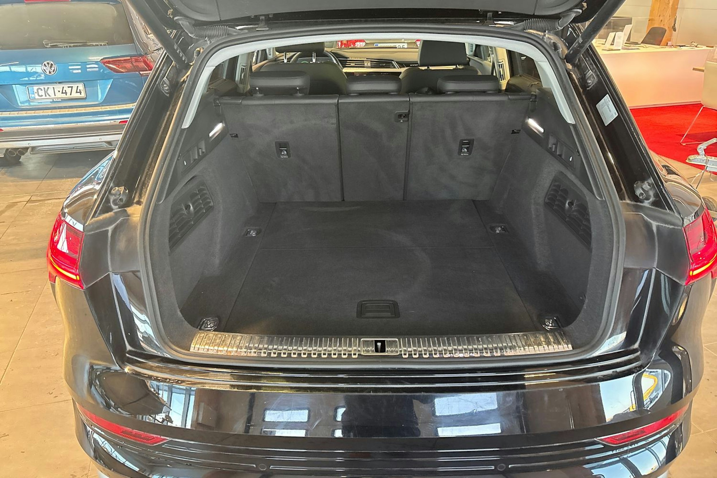 musta Audi e-tron 2023 kuva 19.