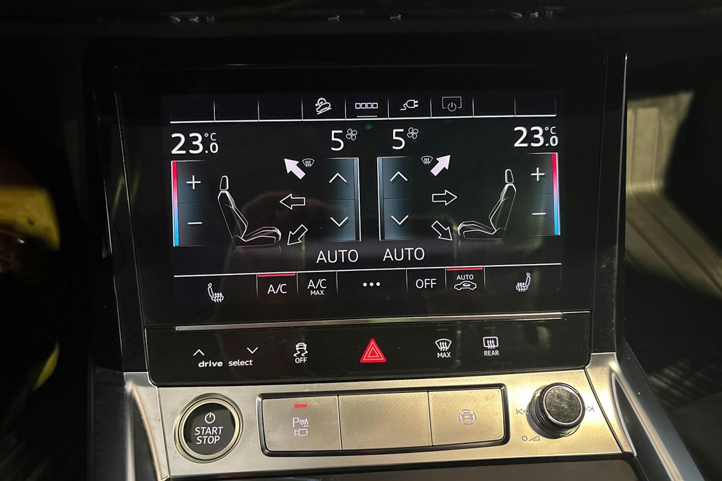 musta Audi e-tron 2023 kuva 23.