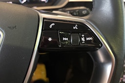 musta Audi e-tron 2023 kuva 26.