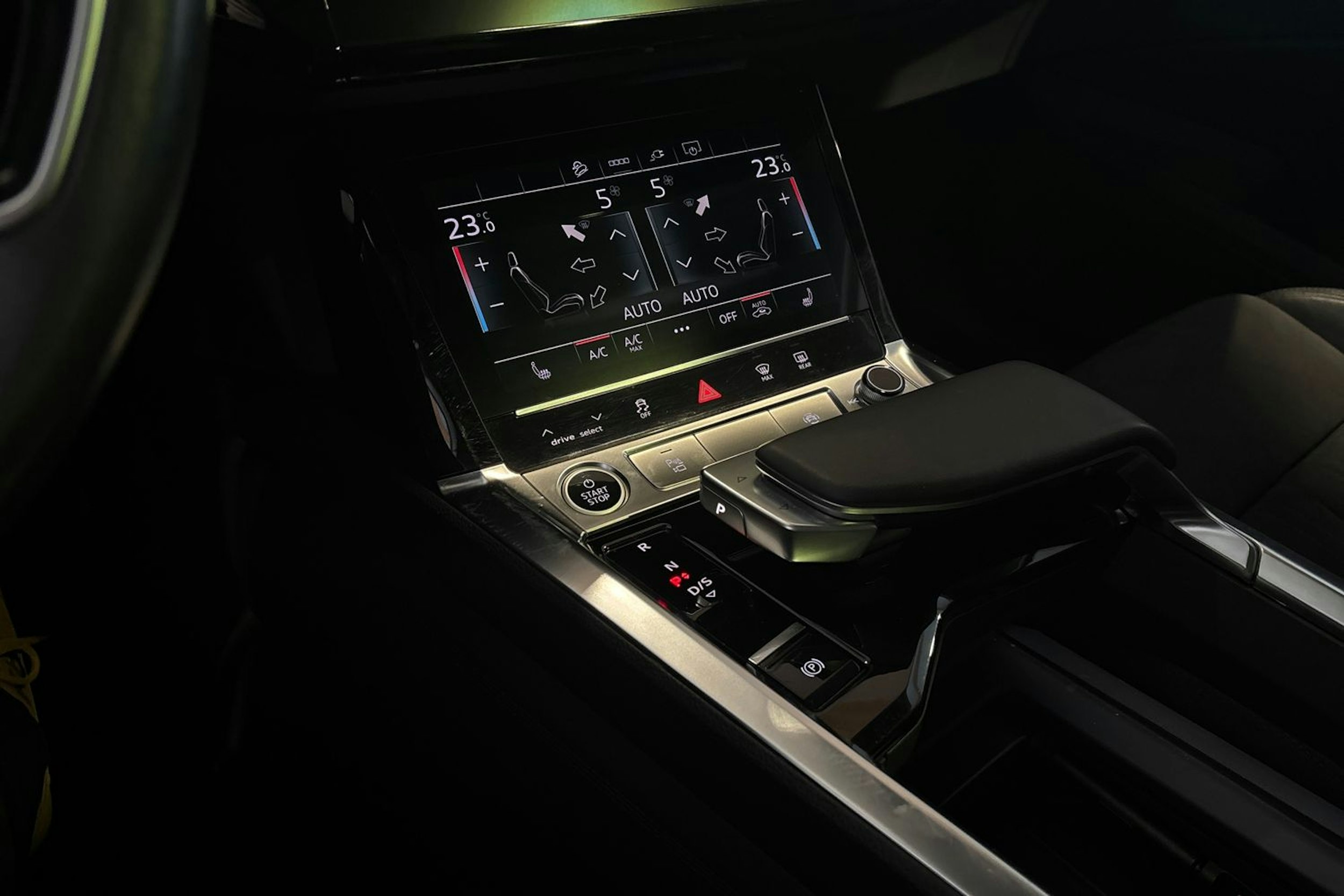 musta Audi e-tron 2023 kuva 27.