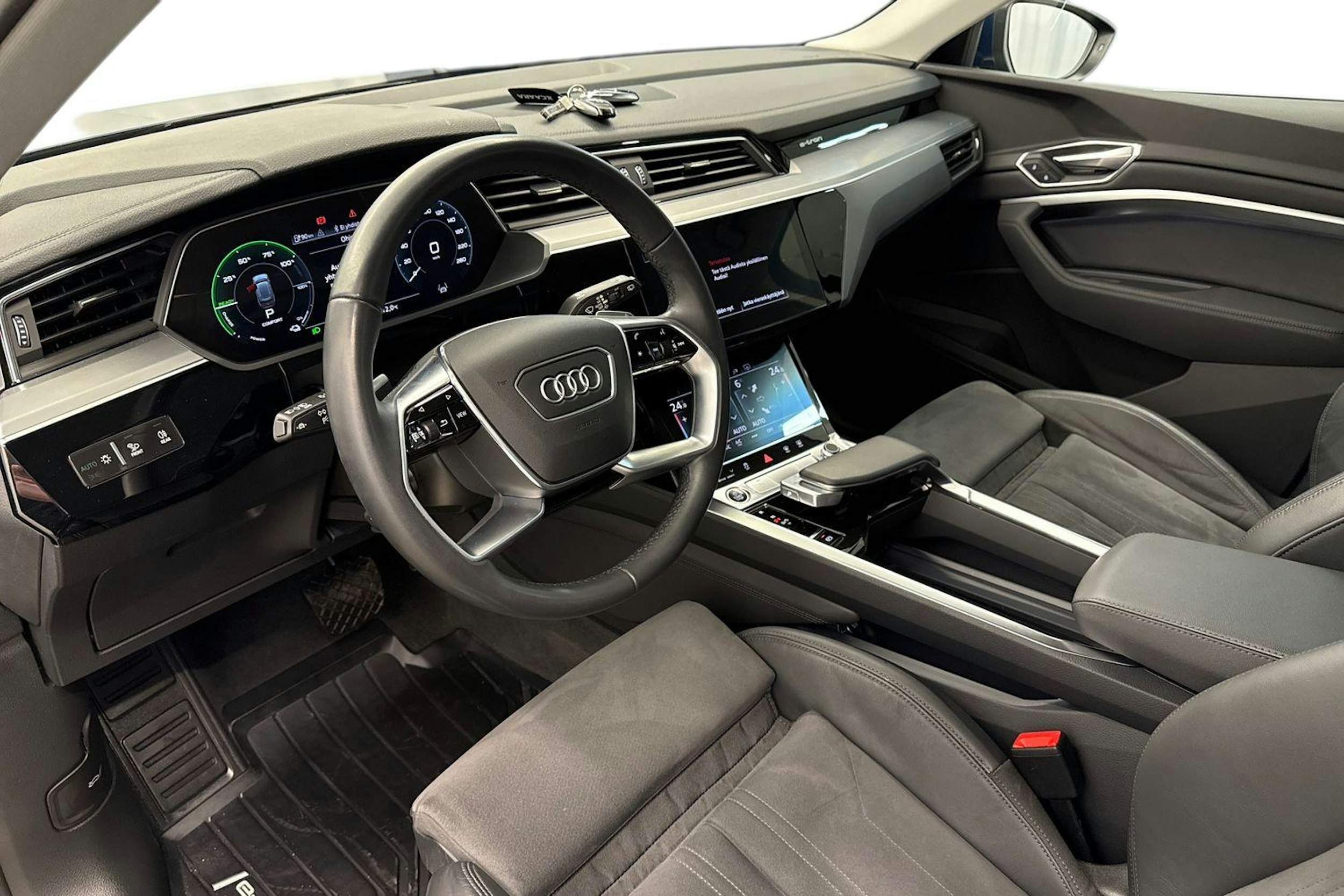 sininen Audi e-tron 2023 kuva 6.