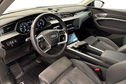 sininen Audi e-tron 2023 kuva 6.