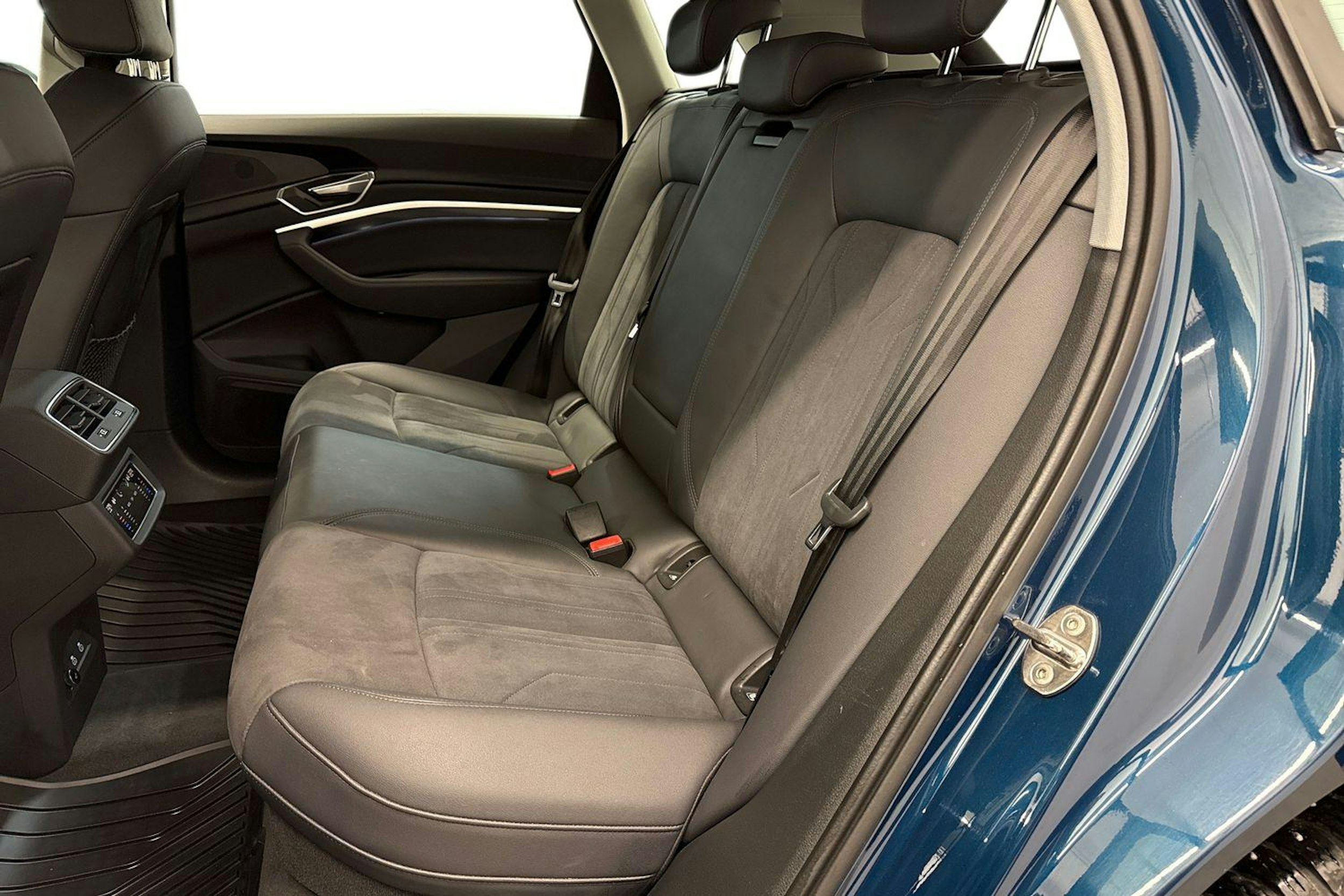 sininen Audi e-tron 2023 kuva 8.