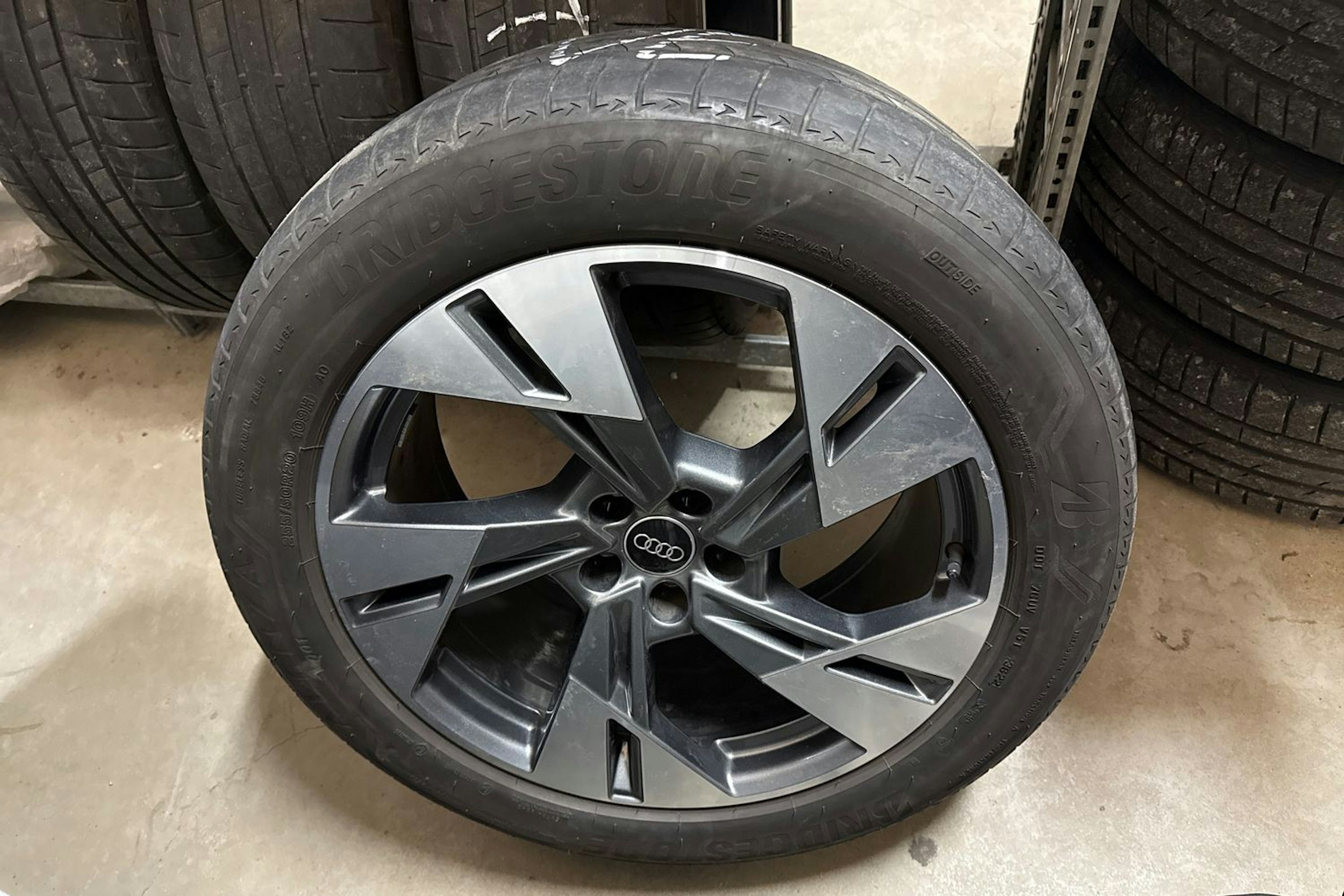 sininen Audi e-tron 2023 kuva 10.