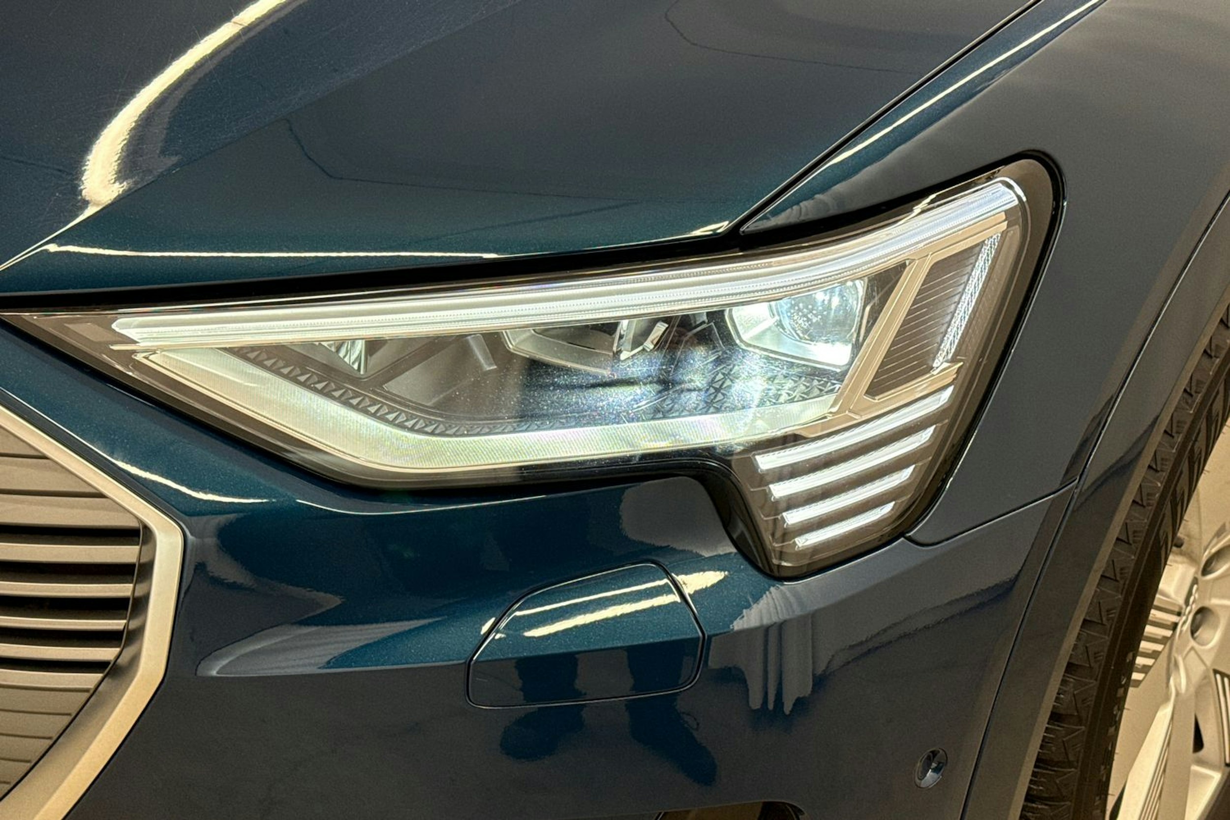 sininen Audi e-tron 2023 kuva 11.