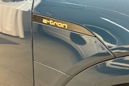 sininen Audi e-tron 2023 kuva 12.