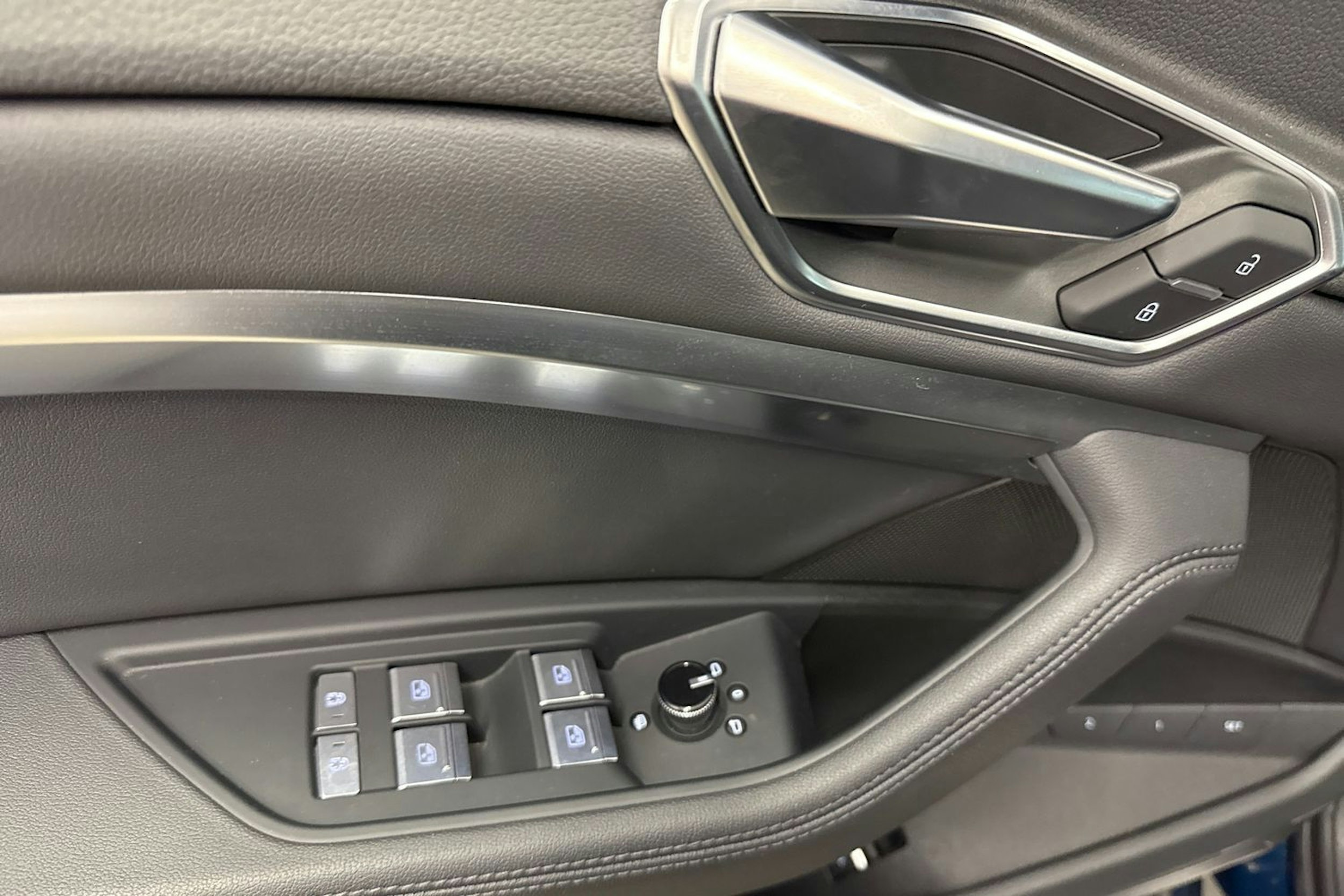 sininen Audi e-tron 2023 kuva 15.