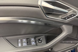 sininen Audi e-tron 2023 kuva 15.