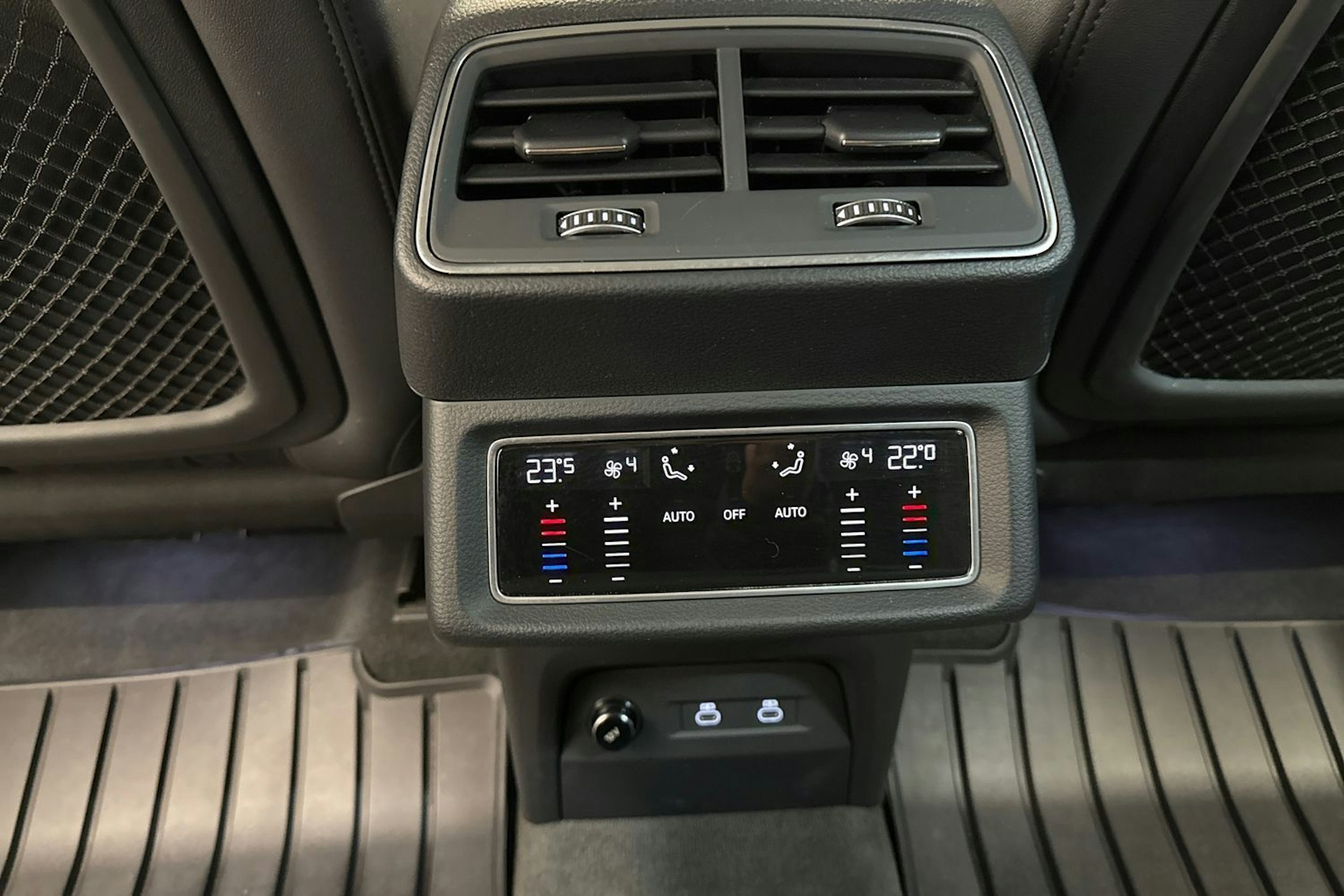 sininen Audi e-tron 2023 kuva 16.