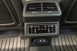 sininen Audi e-tron 2023 kuva 16.